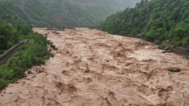 जम्मू वालों जरा संभलकर! ऊधमपुर में तवी नदी ने पार किया अलर्ट लेवल, खतरे के निशान के करीब 
