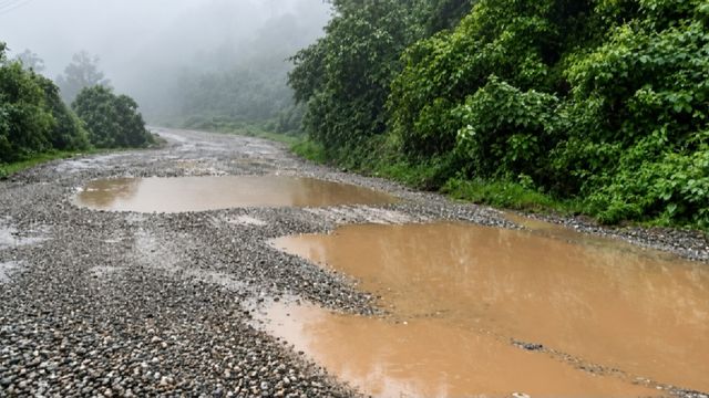 जम्मू-पुंछ राष्ट्रीय राजमार्ग पर तालाब बनी सड़क, सुंगल टनल बंद होने से और बढ़ी परेशानी
