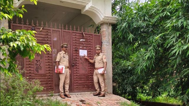1 लाख के इनामी बदमाश शंकर पांडेय पर कसा कानूनी शिकंजा, गाजीपुर कोर्ट ने दिया संपत्ति कुर्क करने का आदेश
