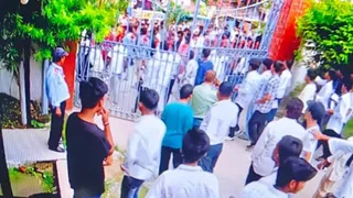 कंपार्टमेंटल परीक्षा के दौरान चले ईंट-पत्थर