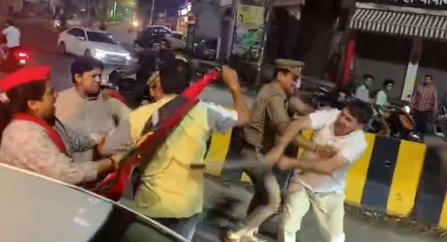 मुजफ्फरनगर में सपा के धरने का विरोध करने पर युवक की पिटाई, पुलिस के डंडे का हुआ इस्तेमाल