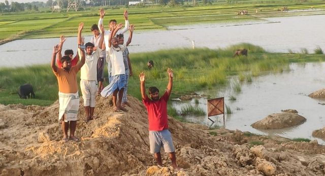 सिद्धार्थनगर में रेल लाइन बनी किसानों के लिए मुसीबत, 200 बीघा धान की फसल डूबी
