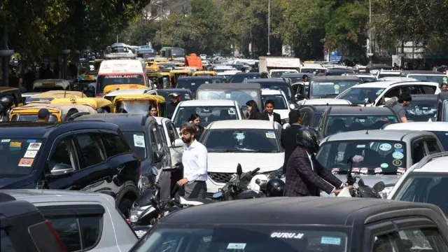 बुध विहार नाले से पुठ कलां गांव तक रोजाना लगता है घंटों जाम, राहगीर परेशान
