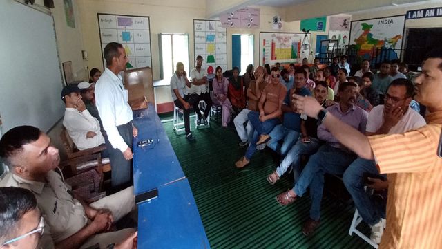 उत्तराखंड के सरकारी स्कूल में बवाल: टीचर ने काटे छात्रों के बाल, ब्लेड से फाड़ दी यूनिफॉर्म
