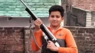 बाह में एक दिन पहले ही खरीदी गई राइफल के साथ आदित्य शर्मा। फाइल फोटो