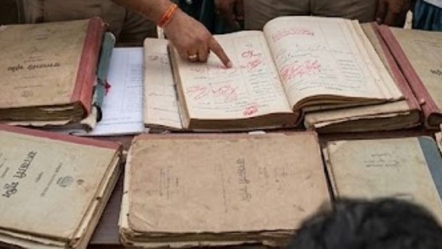बांका में 300 एकड़ सरकारी भूमि की जमाबंदी संदिग्ध, जिला प्रशासन ने 100 लोगों को थमाया नोटिस
