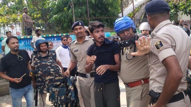 बेगूसराय में छात्र आंदोलन की आड़ में पुलिस पर हमला: तोड़फोड़ मामले में 4 गिरफ्तार, उपद्रवियों की तस्वीर जारी
