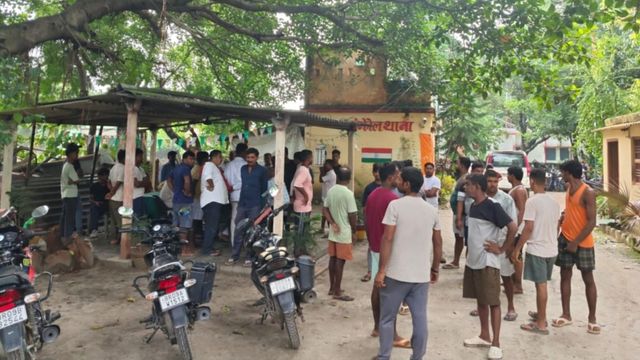बेगूसराय में खूनी संघर्ष: छज्जे-AC से पानी गिरने को लेकर व्यक्ति की पीट-पीटकर हत्या, आधा दर्जन लोग घायल
