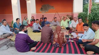 शुद्धिकरण हवन-यज्ञ के बाद सभी ने कलावा व जनेऊ धारण की। जागरण