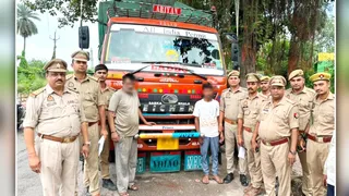 रामपुर व मूसाझाग पुलिस की गिरफ्त में पकड़े गए दोनों बदमाश व बरामद कैंटर। स्रोत पुलिस