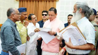 मुख्य सेवक सदन में राज्य आंदोलनकारियों की समस्याओं को सुनते मुख्यमंत्री पुष्कर सिंह धामी। सूवि