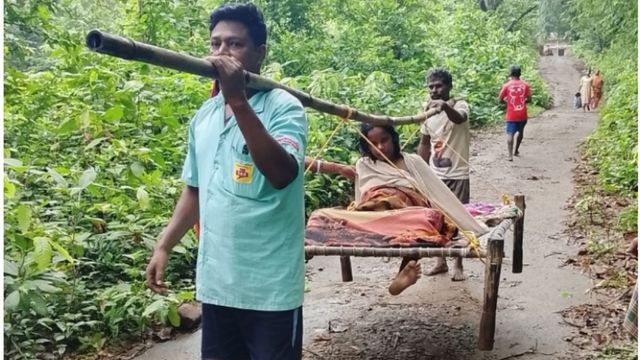 दुमका में देवदूत बने 108 एंबुलेंस ड्राइवर, आधा किलोमीटर खाट पर उठाकर गर्भवती को पहुंचाया अस्पताल
