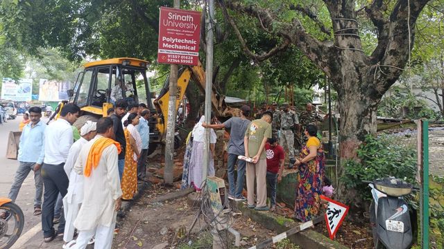 धनबाद में बाउंड्री वॉल निर्माण पर हंगामा, 50 साल से रह रहे परिवारों ने किया विरोध
