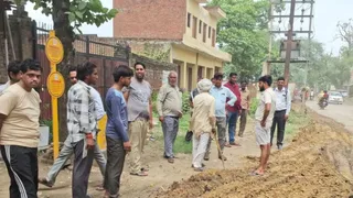 एटा में सड़क मरम्मत करने पहुंची टीम से उलझते लोग।
