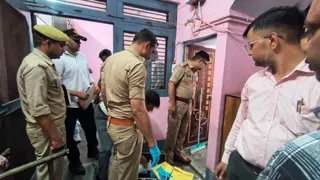 महिला की हत्या के बाद घर में पड़ताल करती पुलिस।