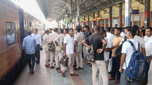 क्या आज भी लेट रहेंगी ट्रेनें? तेजस राजधानी व अमरनाथ एक्सप्रेस की लेट-लतीफी से जमालपुर रेलवे जंक्शन पर यात्री परेशान
