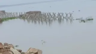 जवइनिया गांव के समीप गंगा नदी के तट पर चल रहे कटाव निरोधी कार्य का डूबा हुआ हिस्सा। जागरण