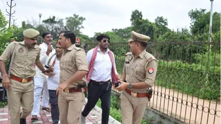 अलीगढ़ में प्रदर्शन के दौरान पुलिस से खींचतान करते सपाई।