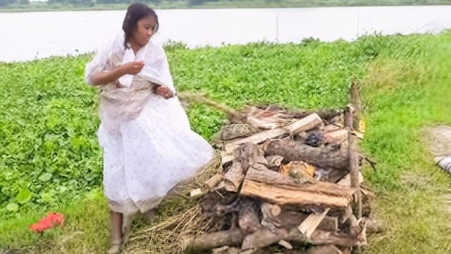 खगड़िया में मानवता शर्मसार, पैसों के अभाव में 3 दिनों तक पति के शव के पास बैठी रही पत्नी
