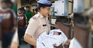 बच्चे को ले जाती एएसआई सुनीता। आरपीएफ