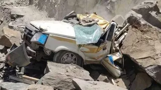 कडू नाला में चट्टान गिरने से भीषण हादसा, 13 लोगों की मौत।