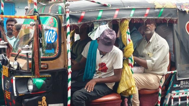 मुंगेर में ऑटो चालकों के कड़े बोल : '10 पैसेंजर मिलेंगे तभी खुलेगी गाड़ी, जाना हो तो जाओ', ठूंसकर भर रहे सवारियां
