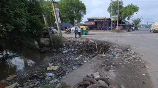 तेज रफ्तार स्कॉर्पियो अनियंत्रित होकर गंदे नाले में कूद गई।