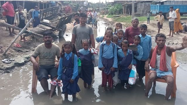पश्चिम चंपारण में सड़क के लिए भूख हड़ताल, जलजमाव और कीचड़ से हजारों लोगों का आवागमन ठप
