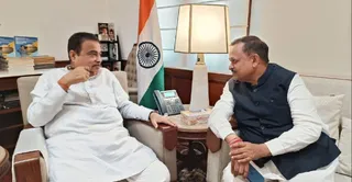 केंद्रीय सड़क परिवहन एवं राजमार्ग मंत्री नितिन गडकरी से मुलाकात करते सांसद रमेश अवस्थी। सांसद
