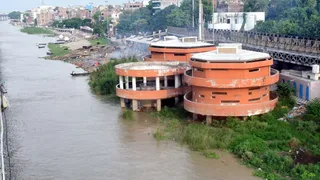 गुलबी घाट तक पहुंचा गंगा का जलस्तर, तेजी से बढ़ रहा पानी। (जागरण)