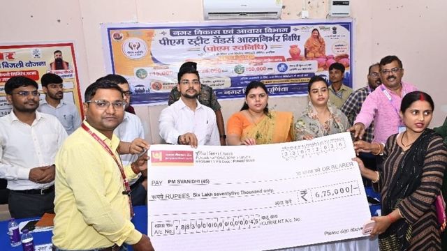 पीएम स्वनिधि योजना: छोटे दुकानदार अब बन सकेंगे आत्मनिर्भर, स्ट्रीट वेंडर्स को मिल रहा ₹90000 तक लोन
