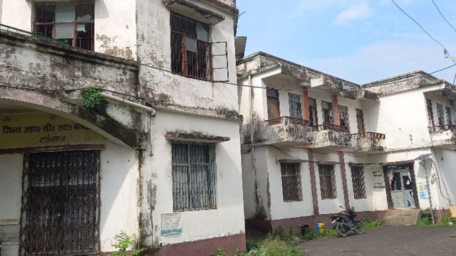 साहिबगंज: संसाधनों की कमी से 15 साल से बंद ANM प्रशिक्षण केंद्र, निजी नर्सिंग में ट्रेनिंग लेने को मजबूर छात्राएं
