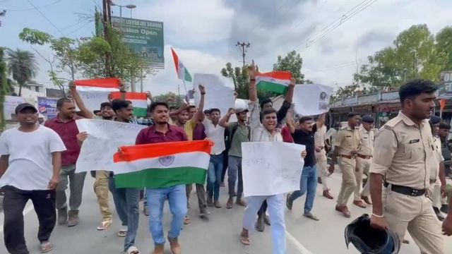 समस्तीपुर में हाथ में तिरंगा थाम सड़क पर उतरे छात्र, शिक्षा मंत्री के इस्तीफे और पेपर लीक रोकने की मांग
