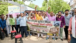 सासामुसा चीनी मिल में स्क्रैप कटाई पर भड़का गुस्सा, किसानों-मजदूरों ने घेरा गेट