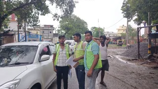 भोजपुर में सड़क का सर्वे करते कर्मी। जागरण