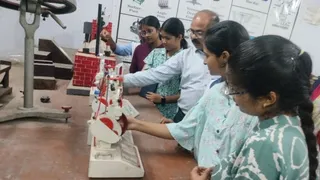 लखनऊ पालीटेक्निक में मैकेनिकल ट्रेड की छात्राओं को तकनीकी जानकारी देते विभागाध्यक्ष अनिल कुमार : जागरण