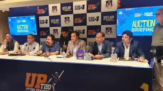 होटल ताज कन्वेंशन सेंटर में हो रही लीग की नीलामी में बीसीसीआइ के उपाध्यक्ष और यूपीसीए के पूर्व सचिव राजीव शुक्ला व अन्य।