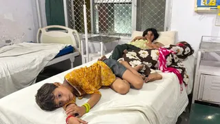 रामपुर जिला अस्पताल में भर्ती पूड़ी खाने से बीमार हुए बच्चे।।