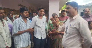 धनौरी गांव में प्रथामिक विद्यालय में अभिभावकों को समझाते बीईओ शैलेश त्रिपाठी। जागरण