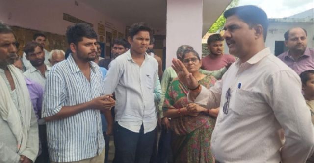 यूपी के सरकारी स्कूल में मिडडे मील में परोसी गई कीड़ों वाली दाल, ग्रामीणों ने किया हंगामा
