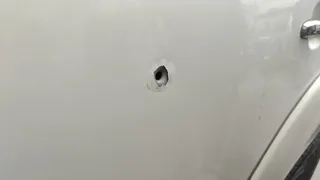 कार पर लगे गोलियों के निशान।
