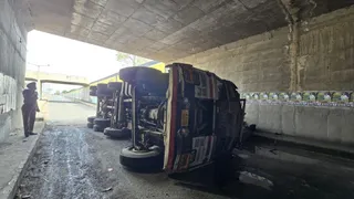अंडर ब्रिज के नीचे पलटा ट्रक।