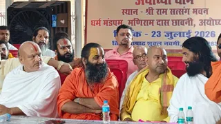 मणिरामदास जी की छावनी के राम सत्संग भवन में विहिप नेताओं एवं संतों की बैठक के दौरान उपस्थित राजकुमार दास, आचार्य मिथिलेशनंदिनीशरण, महांत जनार्दन दास एवं महांत संजय दास क्रमश: बाएं से दाएं