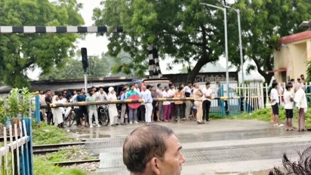 भदोही: चार महीने से मायके में थी पत्नी, मनाने पर भी नहीं मानी...पति ने ट्रेन से कटकर दी जान
