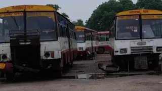 डिपो में खड़ी खराब बसें।