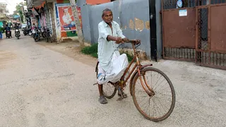 80 वर्षीय देवकी महतो अपनी पुरानी साइकिल से सक्रिय। जागरण