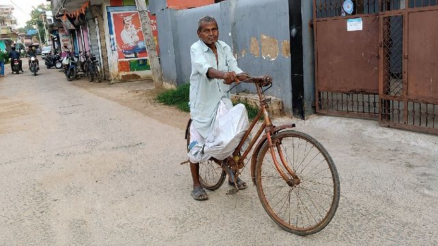 80 की उम्र, 20 साल का जज्बा! चतरा के देवकी महतो आज भी रोजाना करते है 10 किमी तक का सफर
