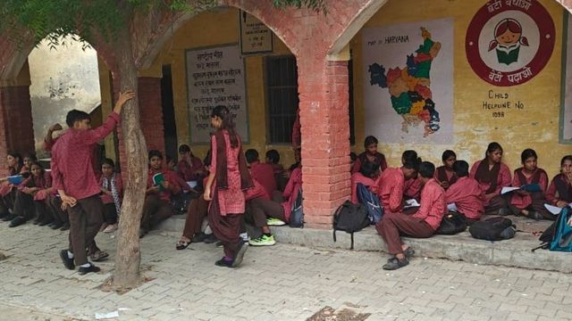 फरीदाबाद में कक्षाओं से गायब शिक्षक, बाहर घूमते मिले छात्र; निरीक्षण में खामियां देख प्रधानाचार्य को लगाई फटकार
