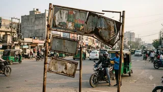 नोएडा के विभिन्न सेक्टरों में लगे दिशा-निर्देश बोर्ड बदहाल स्थिति में हैं। इमेज एआई