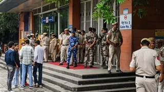 जंतर-मंतर पर विरोध प्रदर्शन के कारण दिल्ली मेट्रो के मंडी हाउस और सेंट्रल सेक्रेटेरिएट स्टेशनों के एंट्री गेट शुक्रवार शाम को फिर से खोल दिए गए।